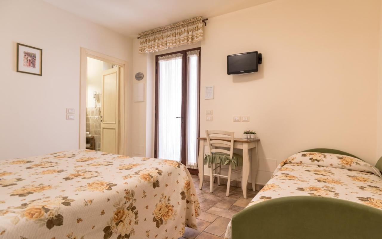 Rosa Di Assisi Bed & Breakfast Bastia Umbra Bagian luar foto
